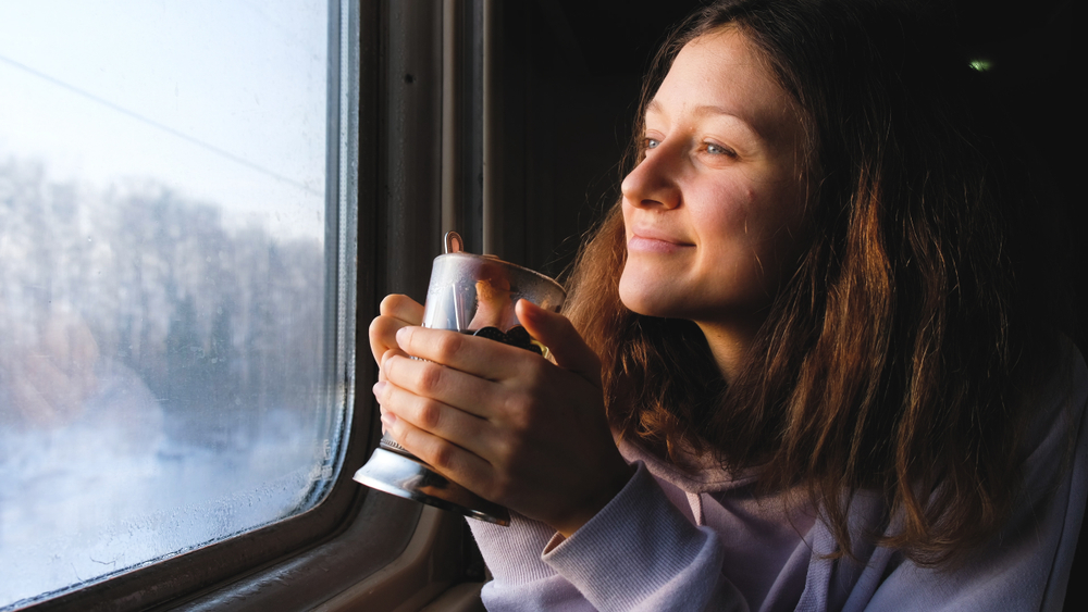 поезд вид из окна девушка чай стакан вагон путешествие