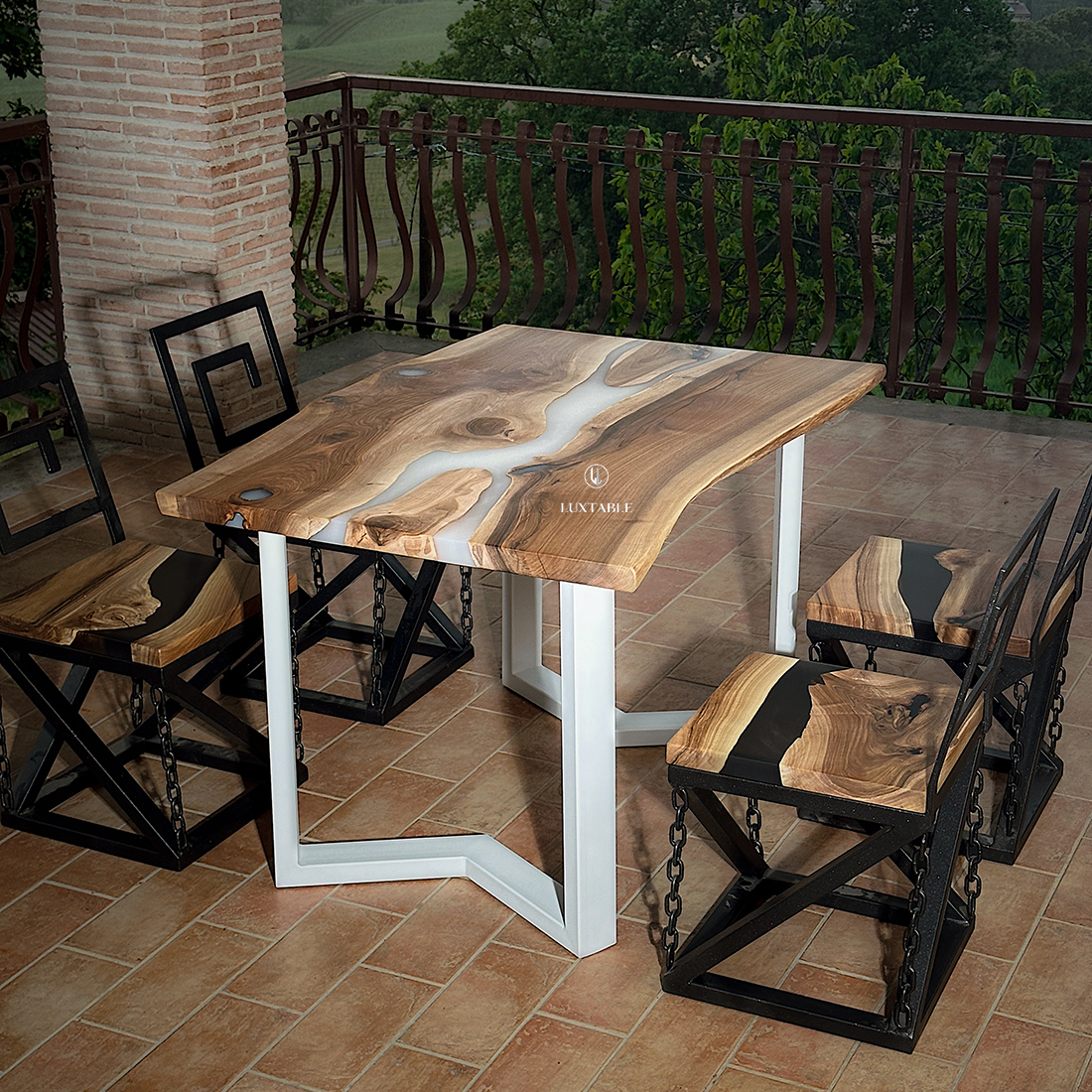 Epoxidharz Tische Alagoas aus europäischem Nussbaum und hellblauem Epoxidharz mit Metallic Effekt