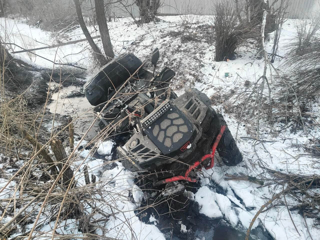 Вытаскивание квадроцикла из грязи