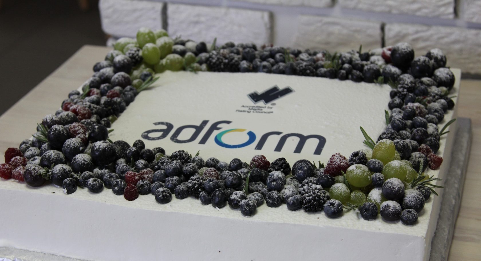 Торт с логотипом компании и ягодами