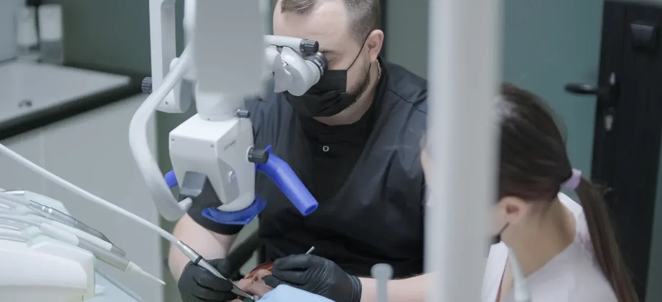 Лечение пульпита зуба под микроскопом в MARULIDI CLINIC