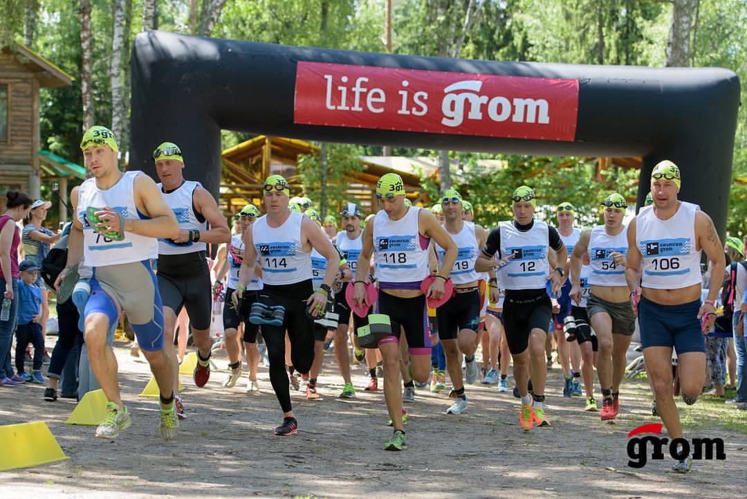 Swim running. Колобашка свимран. Свимран медаль. Swimrun Новороссийск бег. Где бегать в Шуе.