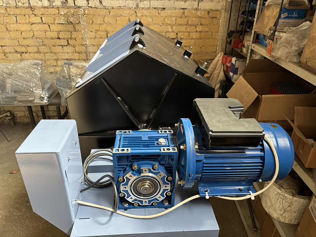 Галтовка обработки — это важный процесс, широко применяемый в различных отраслях для улучшения поверхностных свойств деталей и изделий. Этот метод обработки позволяет эффективно удалять заусенцы, сглаживать неровности и придавать деталям требуемую шерохов