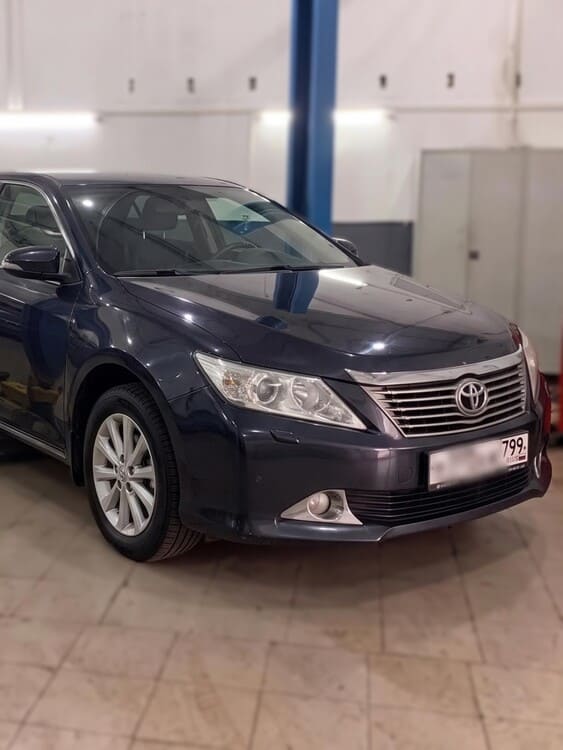 Toyota Camry XV50 в боксе сервиса на подъёмнике перед ремонтом АКПП U660E