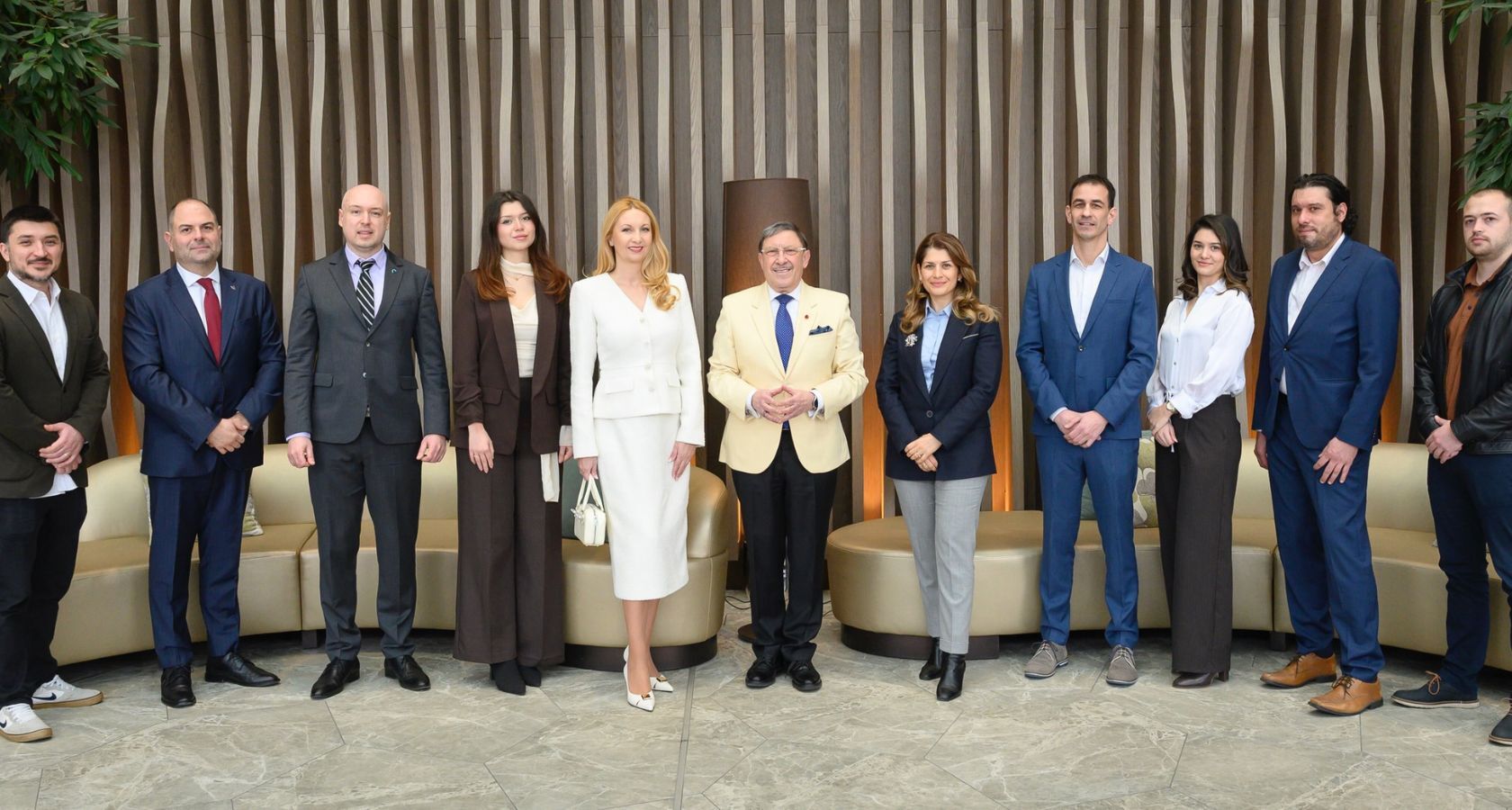 Йордана Димитрова и участниците с Максим Бехар на CEO Only Lunch в Hilton Sofia – групова снимка на предприемачи и изпълнителни директори