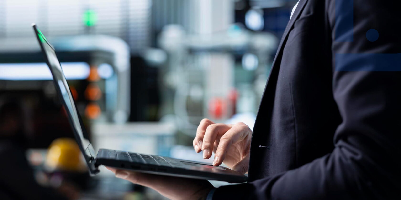 Antreprenor care lucrează la laptop, simbol al regimului fiscal Moldova IT Park, impozitului unic de 7%, businessului IT și serviciilor digitale în Moldova.