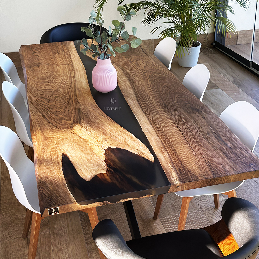 Epoxidharz Tische Alagoas aus europäischem Nussbaum und hellblauem Epoxidharz mit Metallic Effekt