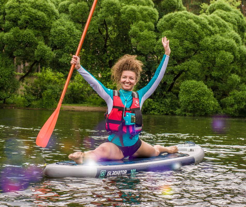 Сапсёрфинг в Москве. Sup картинки. САП Москва. Заезд САП по центру Москва река костюмы.