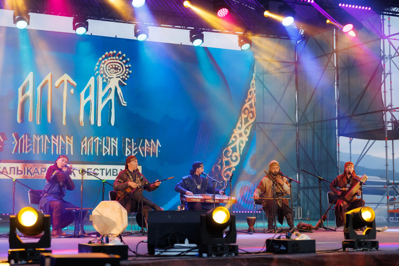 Күйеуінің достарымен жыныстық қатынастан ләззат алатын әйелдің суреті