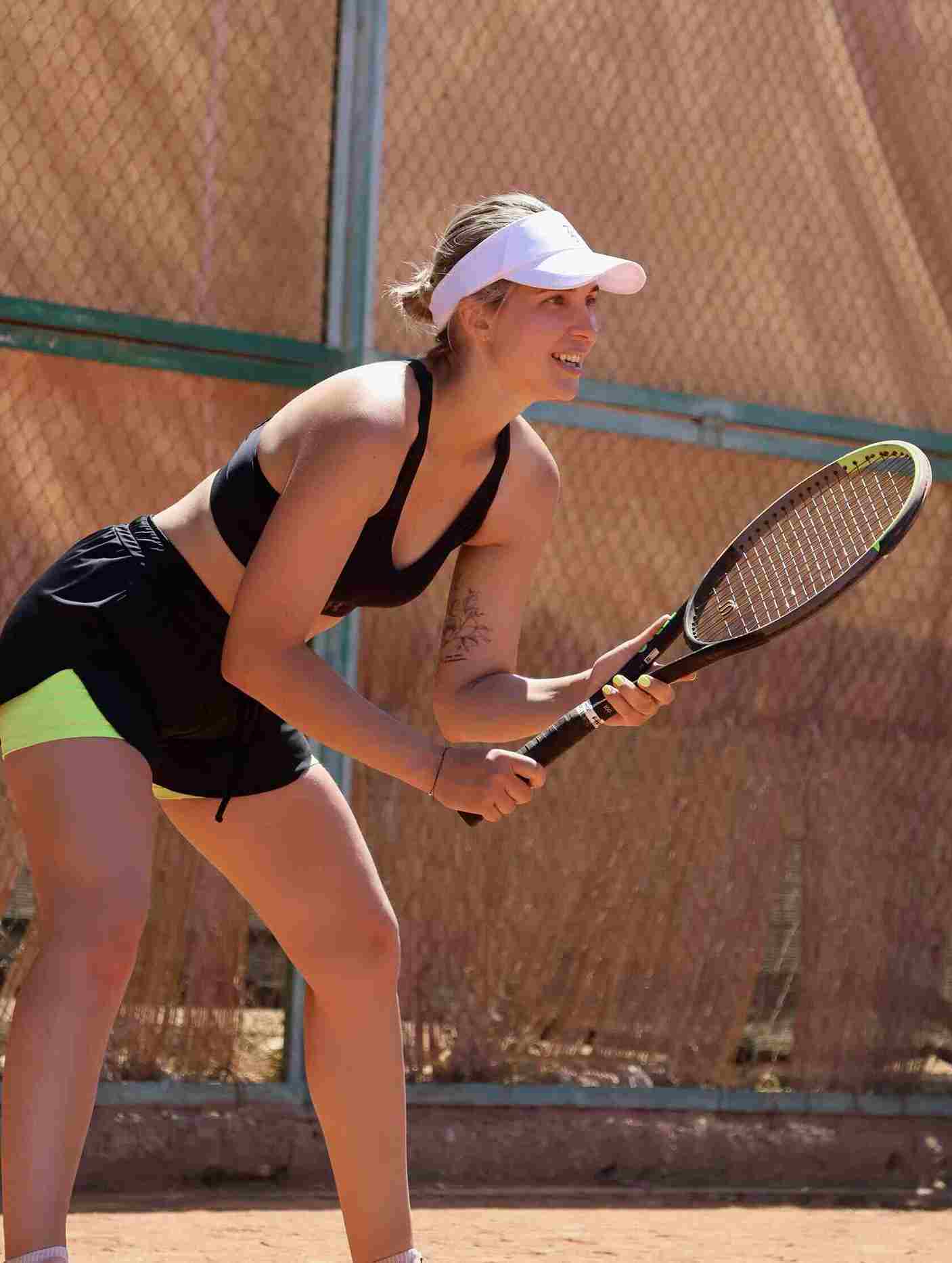 Теннисистка с ракеткой в руках