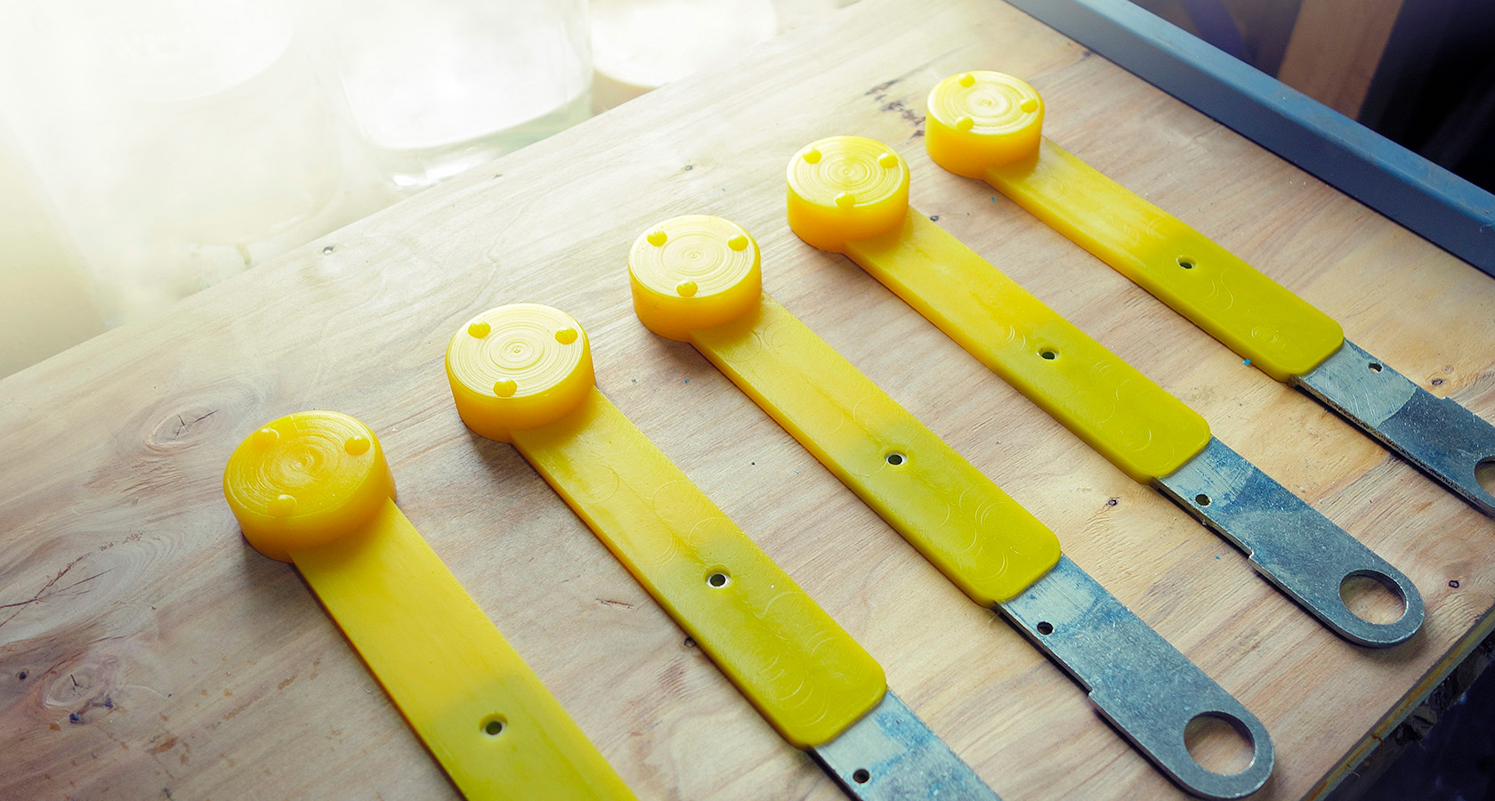 Любые изделия из полиуретана, силикона и твердой пластмассы