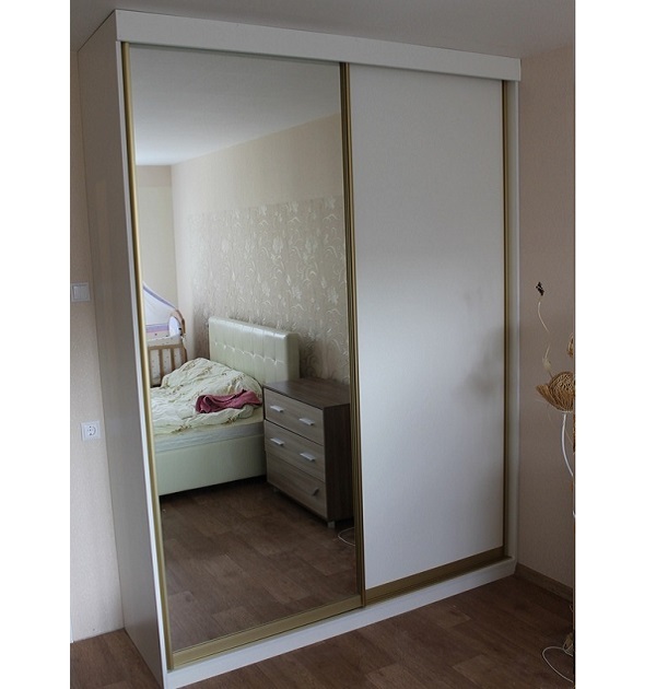 Белый структурный шкаф ЛДСП зеркало