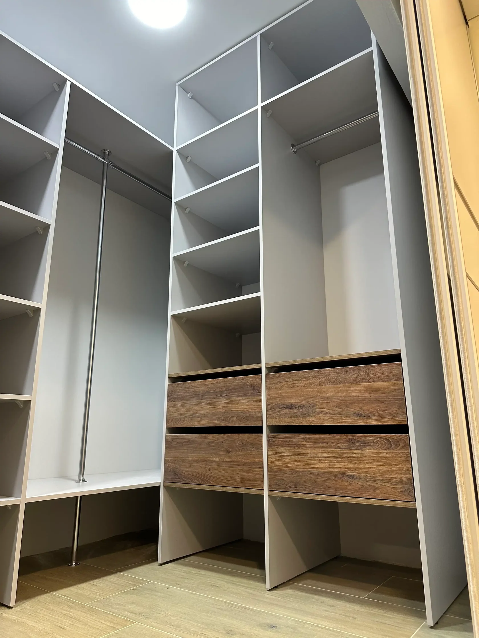 Гардеробная на заказ в Сургуте под планировку вашего помещения