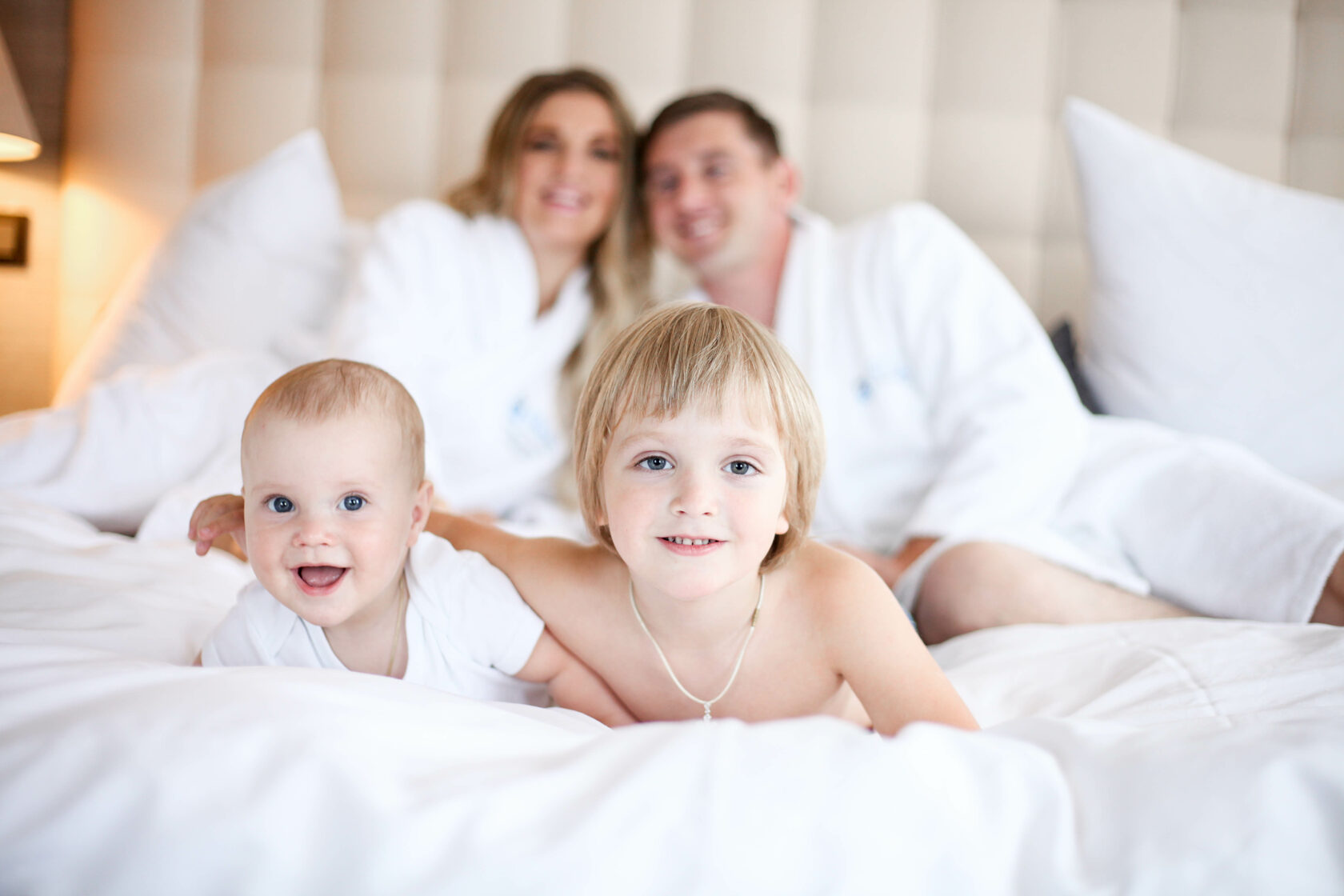 Счастливый человек. Счастливая семья в отеле. Семейные выходные добросвет. Счастливая семья 5 человек. Дружная семья.