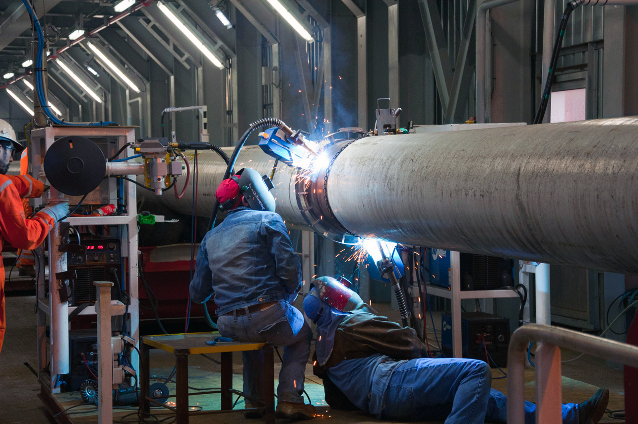 Сварка труб газопровода. Механизированная сварка магистральных трубопроводов 820. Монтаж технологических трубопроводов. Сварка труб технологическая. Оборудование для сварки стальных труб.