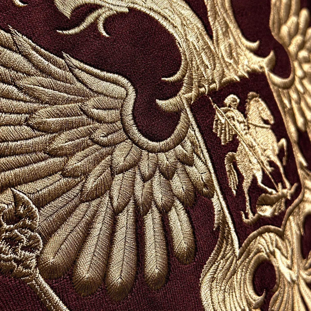 Макрофотография реальной золотой вышивки студии Волжанин