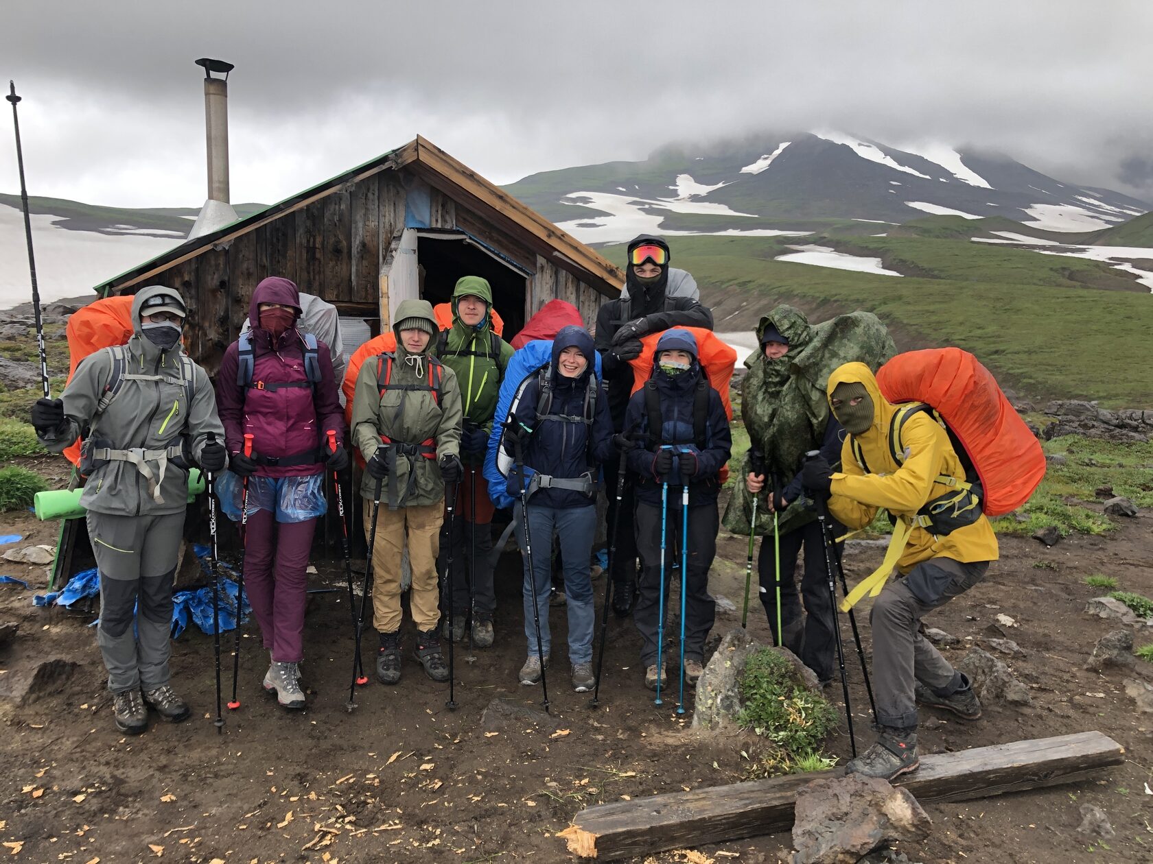 Группа туристов вулкан. Поход на Камчатку 2021. Камчатка экскурсии. Поход по Камчатке. Камчатка экскурсии летом.