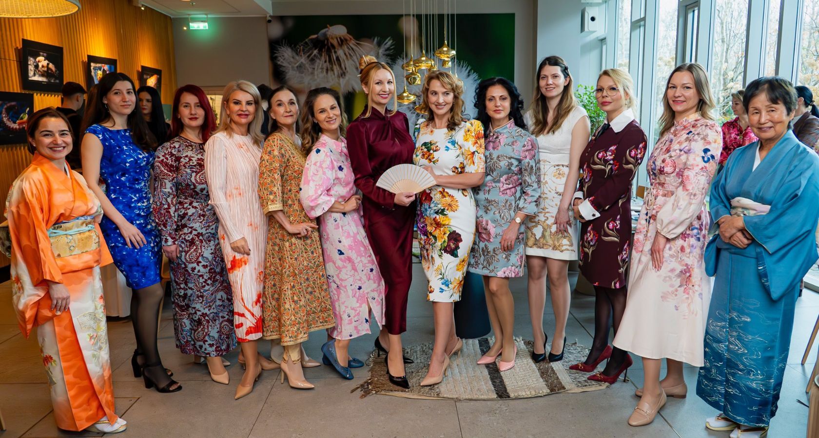 Дамите от Клуб „Великолепната жена“ позират с гостите от Япония по време на тематично японско събитие в ресторант JAZU.