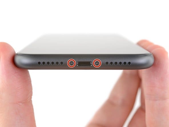 Откручивание винтов pentalobe в нижней части iPhone 11