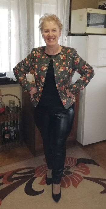 Дамско сако на цветя без закопчаване и черен панталон 