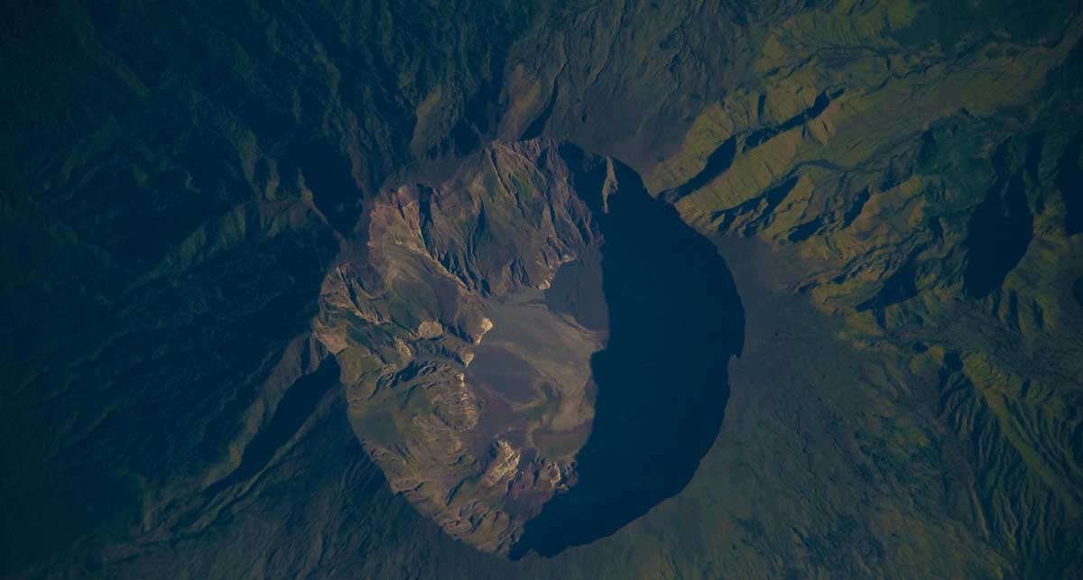 Вулкан Тамбора на острове Сумбава - страто-вулкан, обладающий колоссальной силой! Снимок из космоса NASA