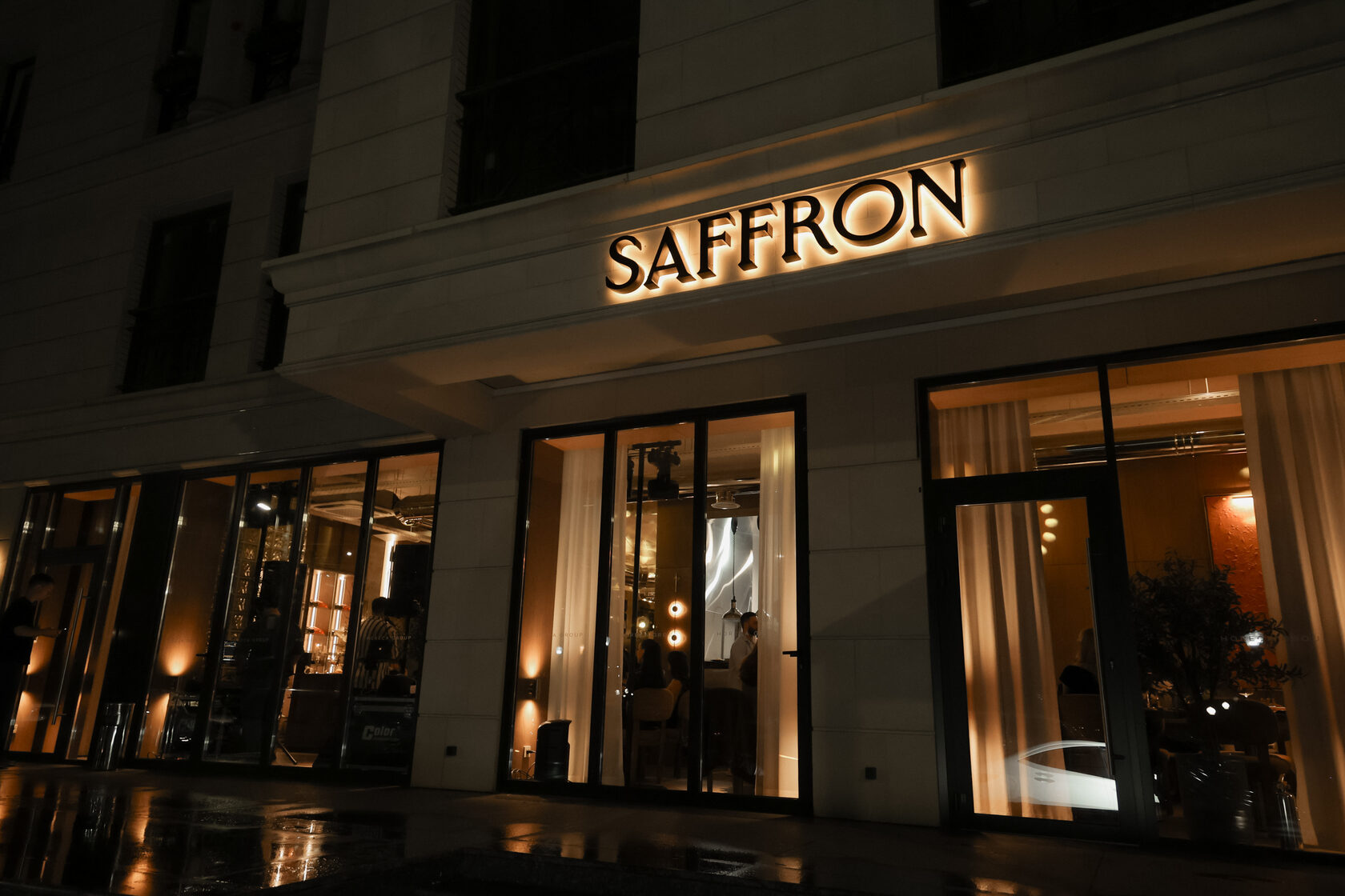 SAFFRON — фото из официальных материалов сети