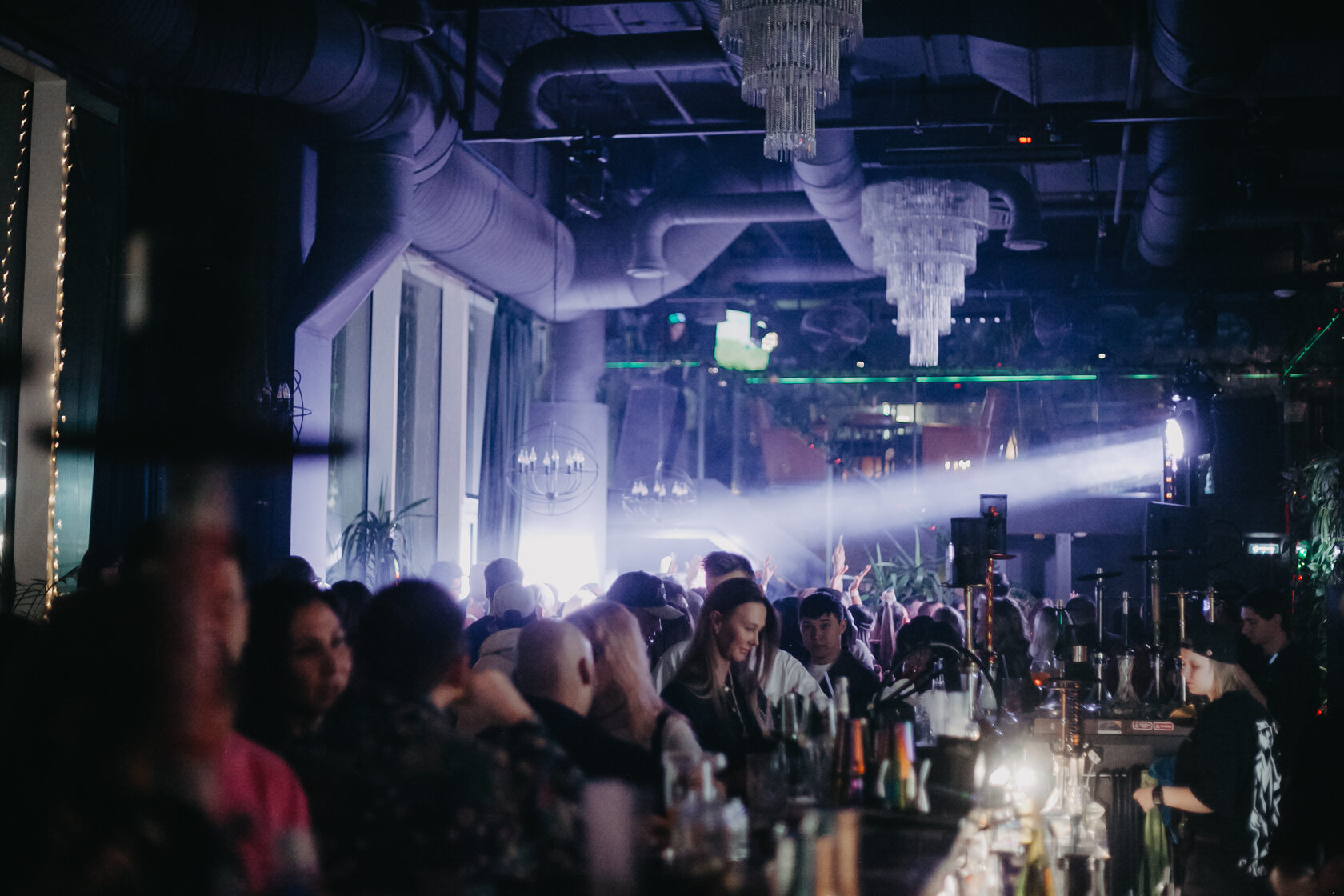 Шумная новогодняя вечеринка Dine and Dance для коллег в ресторане Сибирь