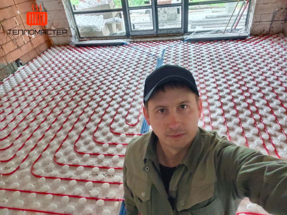 Отопление всего дома выполнено без радиаторов, уложено водяной теплый пол и установлены конвекторы