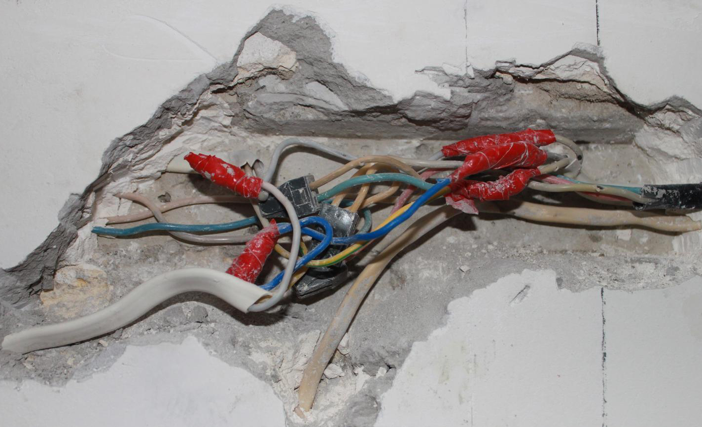 Скрутка в стене