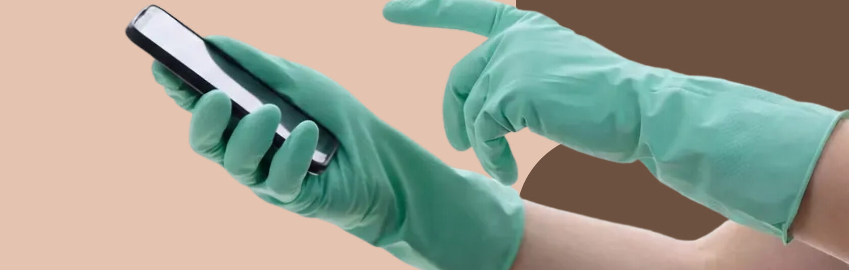 Руки в защитных перчатках держат смартфон.