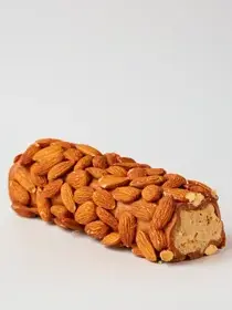 Карамельный рулет с кремом и цельным миндалём — отдельный рулет