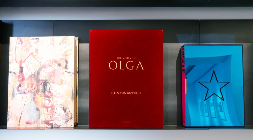Книги издательства Taschen на полке миланского бутика издательства.