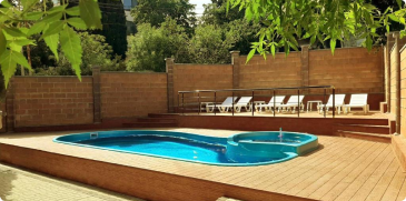 Открытый бассейн с подсветкой