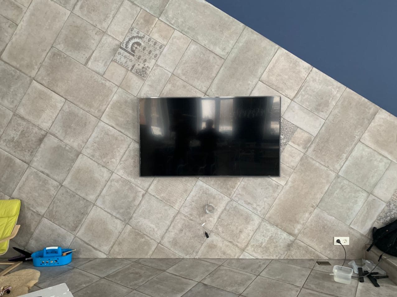 Повесить телевизор на стену на кронштейн, установка телевизора на стену ...