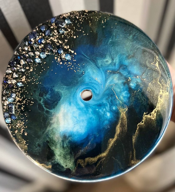 фотообои для часов. школа смолы. стеклянный шарик космос. фотообои часы в интерьере.