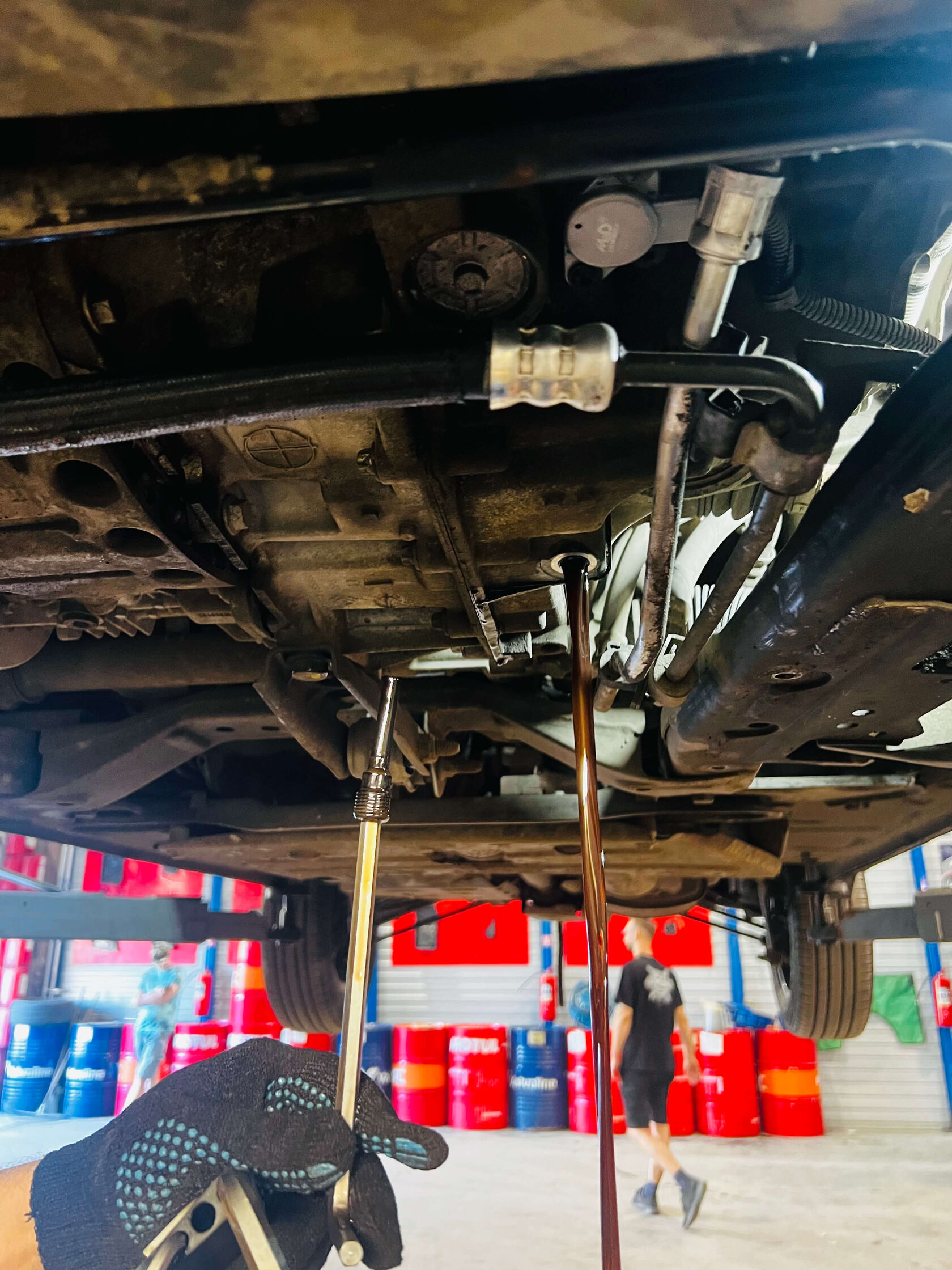 Выкручивание контрольного стакана АКПП