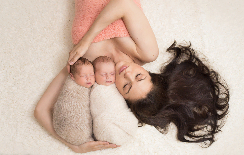 Фотосессия с новорожденным. Мама с двойняшками. Мама с двойняшками фотосессия. Фотосессия с грудным ребенком.