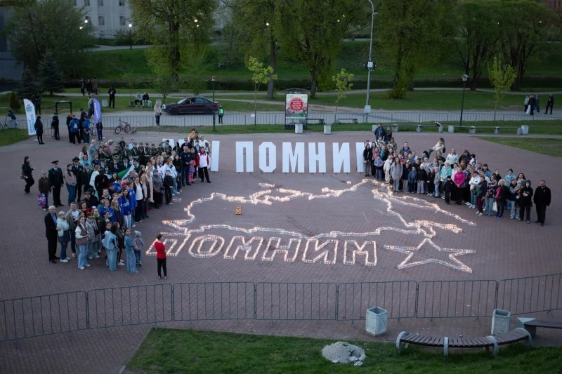 В Пскове волонтеры выложили из свечей карту России и слово «Помним» во время акции «Огненные картины войны» 9 мая в честь Дня Победы.