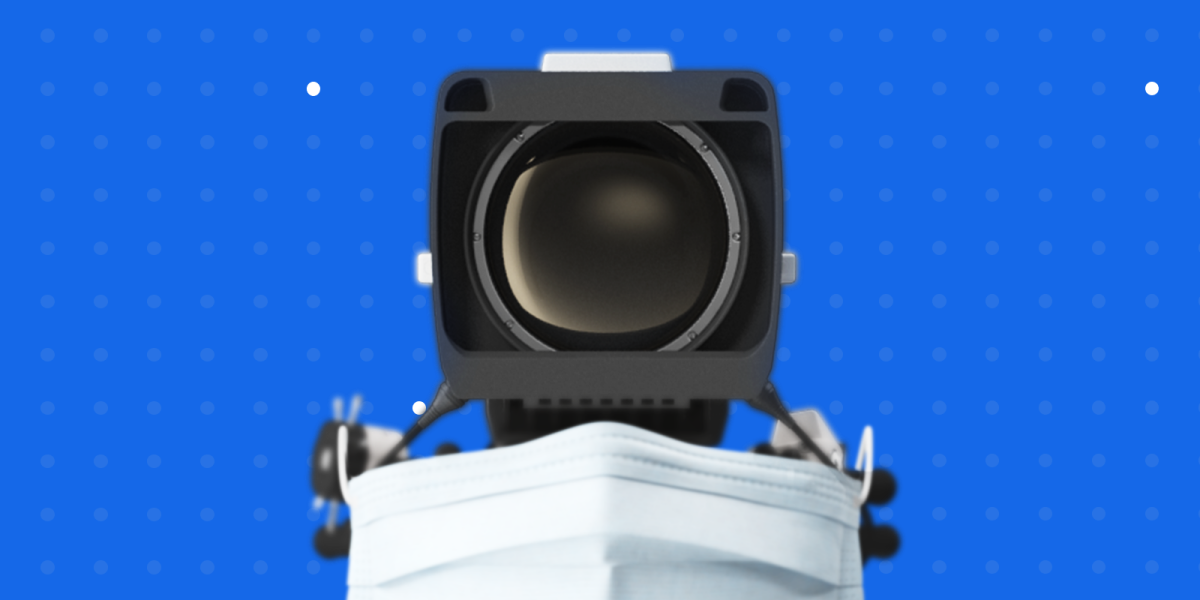 объектив камеры в маске