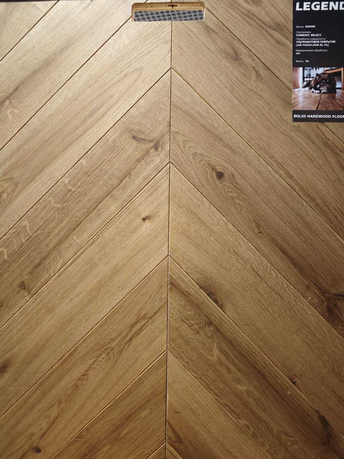 Инженерная доска, приклеенная к основанию, монолитный пол для однокомнатной квартиры, спокойный светлый оттенок древесины визуально увеличивает студию