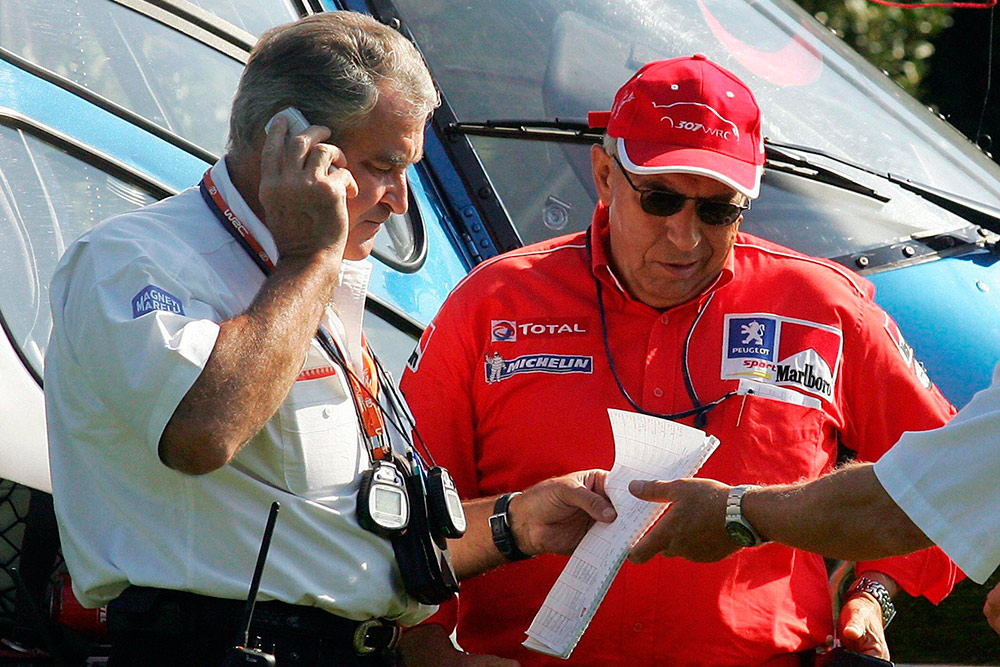 Руководитель команды Peugeot Sport Коррадо Провера (справа) и босс Citroën Sport Ги Фрекелен (слева), ралли Сардиния 2004