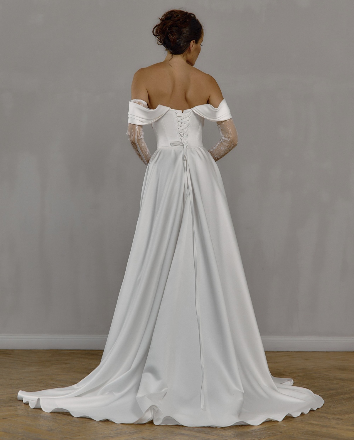 Свадебное платье атласное с небольшим шлейфом и разрезом