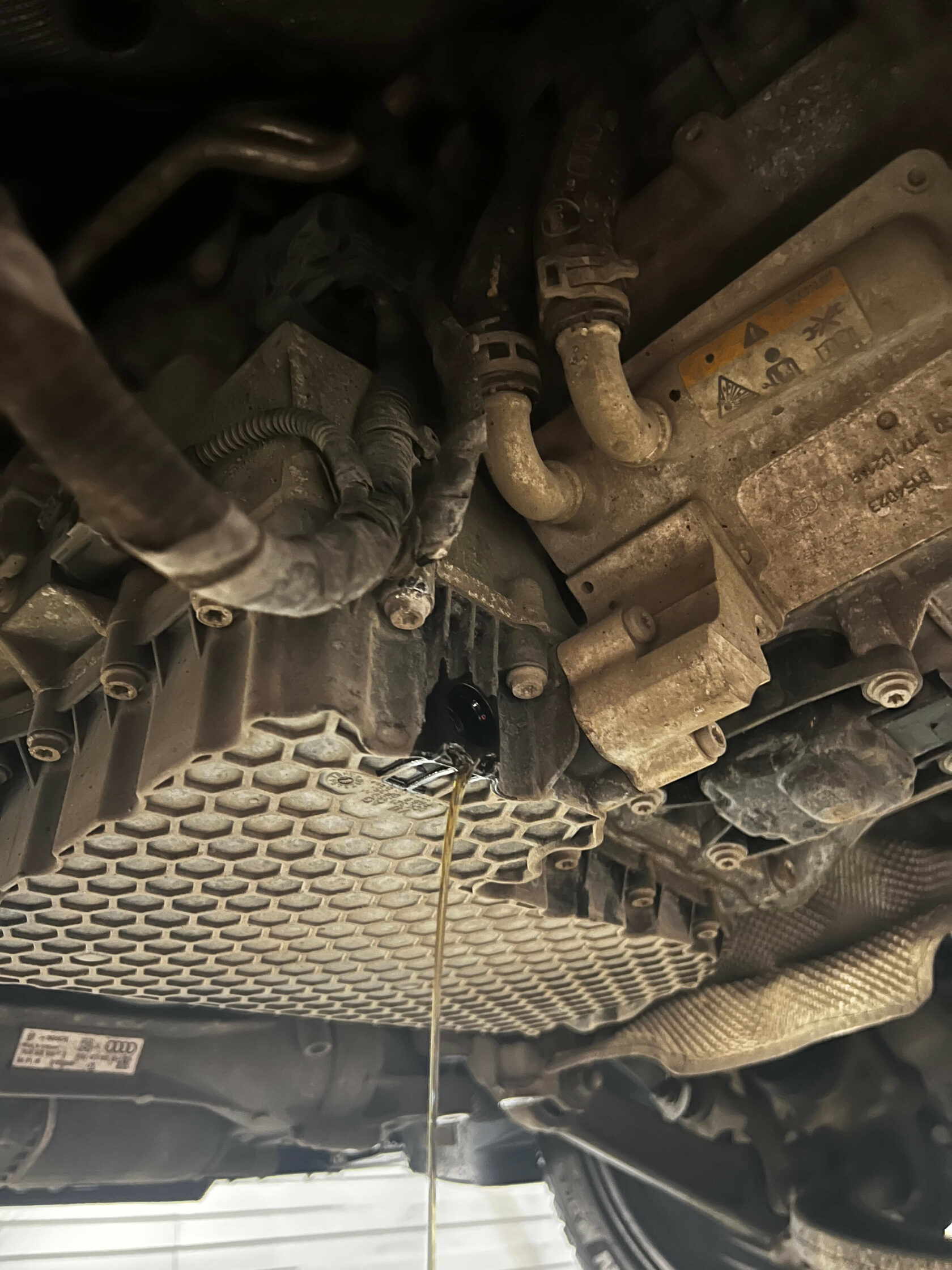 Откручиваем сливную пробку и сливаем масло