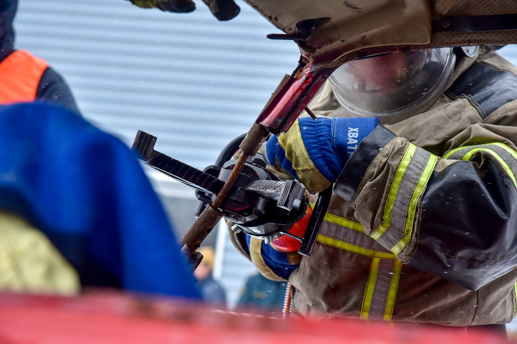 Пожарно спасательная система. Пожарные помогают при автокатастрофах. Сующий пожарный 9. Защитные лепестки МЧС при ДТП. 8 Пожарно-спасательная часть Екатеринбург на ДТП.