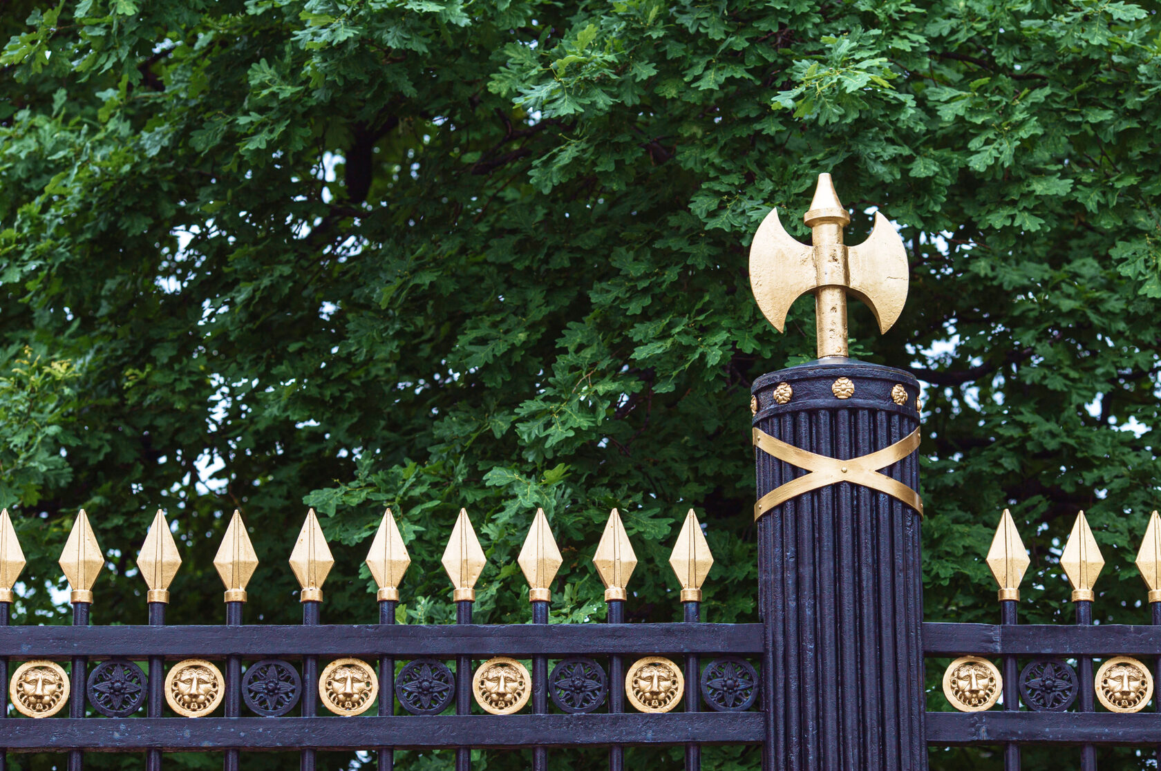 Декор решеток Александровского сада — древнеримские атрибуты власти и силы