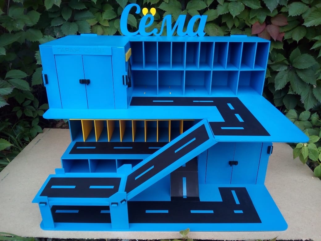 Парковка большая, с трамплином из фанеры