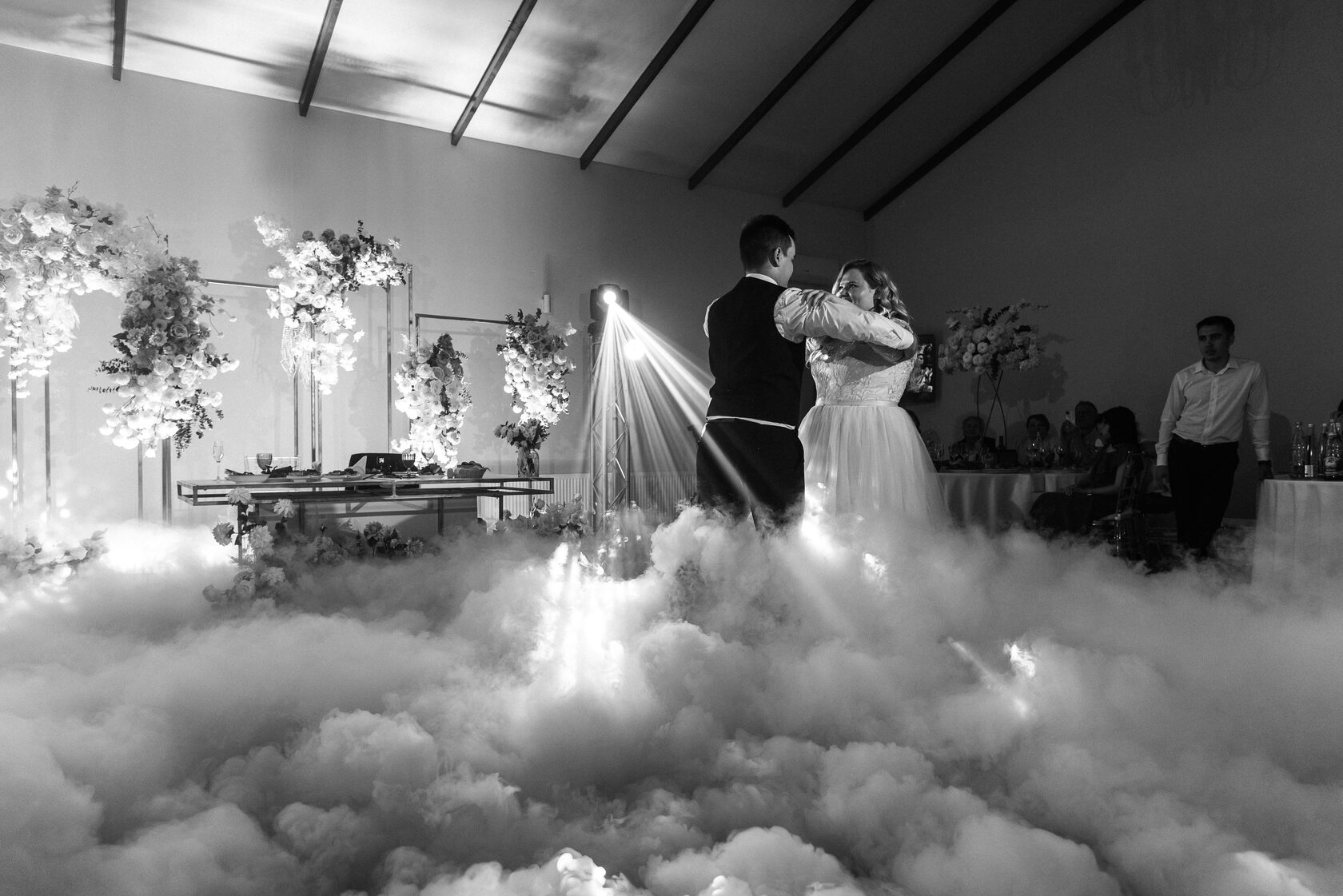 белый дым для танца на свадьбу. цветной дым. спецэффекты на свадьбу. дым на свадьбу. свадебная фотосессия с дымом.