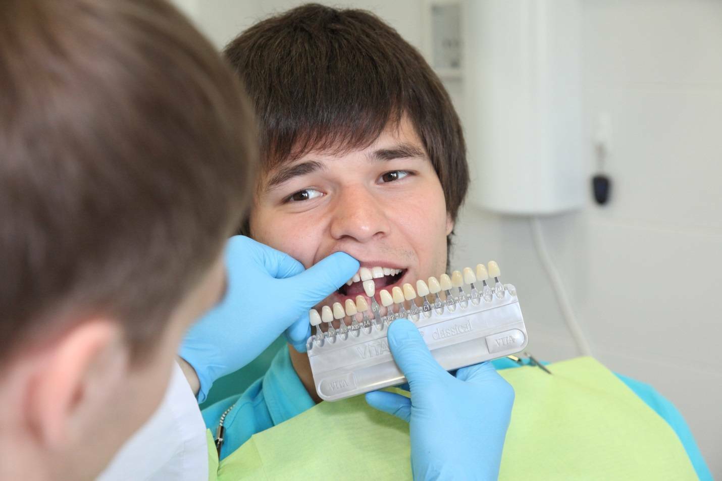 Врач делающий протезы. Зубы стоматология. Стоматолог ортопед. Стоматология протезирование. Подросток у стоматолога.