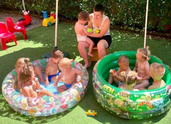 Bambini giocano nella piscina all'aperto ai Nidi Famiglia Arcobaleno e Arcobaleno blu a Dolzago