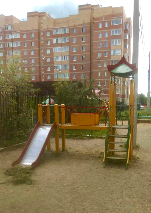 Сломанная железная горка